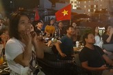 Cổ động viên òa khóc với pha bắt bóng đẹp mắt của Quang Hải Cổ động viên òa khóc với pha bắt bóng đẹp mắt của Quang Hải