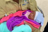 Bé trai khoảng 10 ngày tuổi bị bỏ rơi gần cống chui Bé trai khoảng 10 ngày tuổi bị bỏ rơi gần cống chui