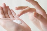 Sử dụng dầu dưỡng đúng cách để ngăn ngừa lão hóa Sử dụng dầu dưỡng đúng cách để ngăn ngừa lão hóa