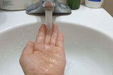 Hà Nội: Nước có mùi khét cháy điện ngày càng nồng nặc, đơn vị cung cấp nước nói gì? Hà Nội: Nước có mùi khét cháy điện ngày càng nồng nặc, đơn vị cung cấp nước nói gì?