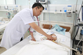 Uống dầu hỏa, cô bé 40 tháng tuổi bị Down ngộ độc, viêm phổi nặng Uống dầu hỏa, cô bé 40 tháng tuổi bị Down ngộ độc, viêm phổi nặng