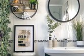Phòng tắm đơn điệu màu trắng đẹp lung linh trong phút chốc khi decor với cây xanh Phòng tắm đơn điệu màu trắng đẹp lung linh trong phút chốc khi decor với cây xanh