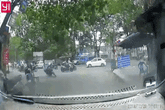 Nam sinh cua ẩu rồi ngã sõng soài trước đầu ô tô, gây bức xúc hơn còn là hành động sau đó Nam sinh cua ẩu rồi ngã sõng soài trước đầu ô tô, gây bức xúc hơn còn là hành động sau đó