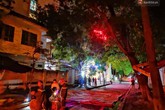 Hà Nội: Giải cứu người đàn ông nằm vắt vẻo trên cây giữa đêm Hà Nội: Giải cứu người đàn ông nằm vắt vẻo trên cây giữa đêm