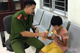 Đạp xe lạc qua cầu Thăng Long, bé trai mệt lả được công an giúp đỡ Đạp xe lạc qua cầu Thăng Long, bé trai mệt lả được công an giúp đỡ