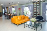 Chủ nhà gộp ba căn hộ để có phòng khách hơn 100 m2 Chủ nhà gộp ba căn hộ để có phòng khách hơn 100 m2