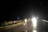 Lật xe giường nằm trên đường đi Lào, 1 người chết, 20 người bị thương Lật xe giường nằm trên đường đi Lào, 1 người chết, 20 người bị thương