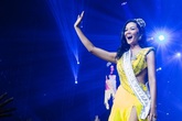 H'Hen Niê đội vương miện catwalk trong liveshow Đen Vâu H'Hen Niê đội vương miện catwalk trong liveshow Đen Vâu