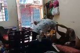 Nghi vấn cháu trai đánh đập, chửi bới cụ bà dã man mặc cho bà kêu cứu Nghi vấn cháu trai đánh đập, chửi bới cụ bà dã man mặc cho bà kêu cứu