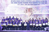 Hà Nội FC dành tặng chức vô địch cho người hâm mộ, đón nhận huân chương lao động hạng Ba Hà Nội FC dành tặng chức vô địch cho người hâm mộ, đón nhận huân chương lao động hạng Ba