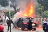 Bí ẩn người hùng thầm lặng cùng CSGT cứu người kẹt dưới gầm xe Mercedes rực lửa Bí ẩn người hùng thầm lặng cùng CSGT cứu người kẹt dưới gầm xe Mercedes rực lửa