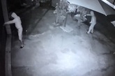 Cả gia đình may mắn thoát chết khi bị 2 kẻ trùm đầu phóng hỏa Cả gia đình may mắn thoát chết khi bị 2 kẻ trùm đầu phóng hỏa
