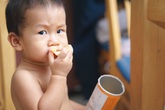Thường xuyên cho con uống nước ngọt và đồ ăn vặt, mẹ không ngờ con bị ung thư dù mới 2 tuổi Thường xuyên cho con uống nước ngọt và đồ ăn vặt, mẹ không ngờ con bị ung thư dù mới 2 tuổi