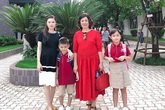 Hotmom Hằng Túi than trời vì con học dốt: Làm toán về táo lôi hết táo trong tủ ra bày lên đĩa, thuê 3 gia sư cũng không ăn thua Hotmom Hằng Túi than trời vì con học dốt: Làm toán về táo lôi hết táo trong tủ ra bày lên đĩa, thuê 3 gia sư cũng không ăn thua