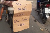 Người đàn ông chạy xe máy trên phố và tấm biển 6 chữ khiến tất cả vừa giận vừa thương Người đàn ông chạy xe máy trên phố và tấm biển 6 chữ khiến tất cả vừa giận vừa thương