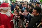 Hà Nội: Đêm Giáng sinh, vạn người ùn ùn kéo đến trung tâm thương mại đông chưa từng thấy Hà Nội: Đêm Giáng sinh, vạn người ùn ùn kéo đến trung tâm thương mại đông chưa từng thấy