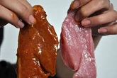 Quét dung dịch màu đỏ 'biến' thịt heo thành thịt bò Quét dung dịch màu đỏ 'biến' thịt heo thành thịt bò