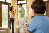 Những điều cha mẹ không nên làm trước mặt con Những điều cha mẹ không nên làm trước mặt con