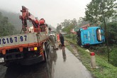 Xe khách lật phơi bụng, 20 hành khách may mắn thoát chết Xe khách lật phơi bụng, 20 hành khách may mắn thoát chết