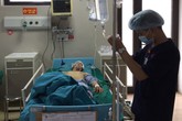 Ma men đưa lối bệnh nhân "xông giường" cấp cứu, nơi "hot" nhất bệnh viện sáng đèn 24/24h ngày Tết Ma men đưa lối bệnh nhân "xông giường" cấp cứu, nơi "hot" nhất bệnh viện sáng đèn 24/24h ngày Tết