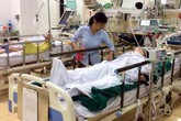 Thiếu nữ bị chấn thương trong vụ tai nạn liên hoàn gầm cầu vượt Mai Dịch vẫn hôn mê sâu Thiếu nữ bị chấn thương trong vụ tai nạn liên hoàn gầm cầu vượt Mai Dịch vẫn hôn mê sâu