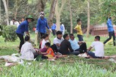 Quá oi bức, người dân đi lễ sớm hội Đền Hùng tìm nhiều nơi tránh nóng Quá oi bức, người dân đi lễ sớm hội Đền Hùng tìm nhiều nơi tránh nóng