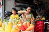 Ngày nắng rát đầu tiên: Vạn chai nước ép siêu rẻ tràn vỉa hè Hà Nội Ngày nắng rát đầu tiên: Vạn chai nước ép siêu rẻ tràn vỉa hè Hà Nội