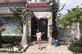 Khu vườn rợp bóng hoa và cây ăn quả trong biệt thự 40 tỷ của mỹ nhân tố Minh Tuyết cướp bài hit của mình Khu vườn rợp bóng hoa và cây ăn quả trong biệt thự 40 tỷ của mỹ nhân tố Minh Tuyết cướp bài hit của mình