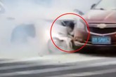 Tai nạn ô tô làm khói giăng kín góc đường và hình ảnh bé gái kêu cứu trước khi bị tông lần nữa gây xót xa hơn cả Tai nạn ô tô làm khói giăng kín góc đường và hình ảnh bé gái kêu cứu trước khi bị tông lần nữa gây xót xa hơn cả