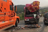 Sơn La: Xe container và xe khách biển Lào tông nhau trên quốc lộ 6 Sơn La: Xe container và xe khách biển Lào tông nhau trên quốc lộ 6