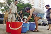 Đầu hè, người dân Hà Nội canh cánh nỗi lo thiếu nước Đầu hè, người dân Hà Nội canh cánh nỗi lo thiếu nước