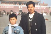 Chàng trai lên mạng tìm bố với lời nhắn: "Là đàn ông thì đừng để mẹ phải đợi chờ" Chàng trai lên mạng tìm bố với lời nhắn: "Là đàn ông thì đừng để mẹ phải đợi chờ"