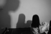 Cháu gái chỉ muốn chết sau khi chơi "trò chơi lạ" với chú ruột Cháu gái chỉ muốn chết sau khi chơi "trò chơi lạ" với chú ruột