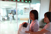 Chạy không kịp, sản phụ 9X đẻ rơi trên taxi Chạy không kịp, sản phụ 9X đẻ rơi trên taxi