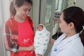 Vỡ òa niềm vui sau 55 ngày cứu sống bé trai sinh non nặng 900gr, bị nhiễm trùng huyết Vỡ òa niềm vui sau 55 ngày cứu sống bé trai sinh non nặng 900gr, bị nhiễm trùng huyết