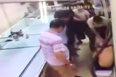 Hà Nội: Cướp tiệm vàng, nam thanh niên bị người dân "hạ đo ván" Hà Nội: Cướp tiệm vàng, nam thanh niên bị người dân "hạ đo ván"