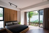 Ngôi nhà vườn ở ngoại ô xanh tươi, trong lành với cây cối tỏa bóng nắng quanh nhà Ngôi nhà vườn ở ngoại ô xanh tươi, trong lành với cây cối tỏa bóng nắng quanh nhà