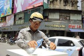 Oằn mình mưu sinh dưới nắng nóng như “đổ lửa” Oằn mình mưu sinh dưới nắng nóng như “đổ lửa”