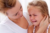 Có thể thủng màng nhĩ, tiêu xương, điếc, rối loạn ngôn ngữ vì bị đau tai bất thường Có thể thủng màng nhĩ, tiêu xương, điếc, rối loạn ngôn ngữ vì bị đau tai bất thường