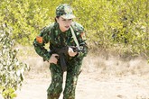 Trà Ngọc Hằng làm chiến sĩ huấn luyện chó nghiệp vụ Trà Ngọc Hằng làm chiến sĩ huấn luyện chó nghiệp vụ