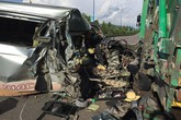 Hành khách la hét trong ôtô 16 chỗ biến dạng Hành khách la hét trong ôtô 16 chỗ biến dạng