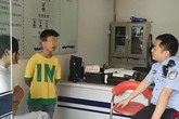 Cậu bé 11 tuổi xin cảnh sát cho dọn khỏi nhà vì mẹ bắt học nhiều Cậu bé 11 tuổi xin cảnh sát cho dọn khỏi nhà vì mẹ bắt học nhiều