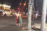 'Nóng mắt' cảnh vợ bụng mang dạ chửa vẫn bị chồng đánh đập giữa đường, 2 con nhỏ sợ hãi nem nép sau lưng 'Nóng mắt' cảnh vợ bụng mang dạ chửa vẫn bị chồng đánh đập giữa đường, 2 con nhỏ sợ hãi nem nép sau lưng