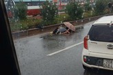 Người chồng ngồi ôm thi thể vợ khóc ngất trên cao tốc Người chồng ngồi ôm thi thể vợ khóc ngất trên cao tốc