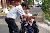 Thí sinh 12 năm 'ngồi trên lưng cha' đi học đạt 10 điểm môn Tiếng Anh Thí sinh 12 năm 'ngồi trên lưng cha' đi học đạt 10 điểm môn Tiếng Anh