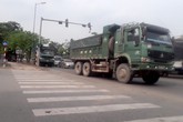 Hà Nội: Xe tải tiếp tục “uy hiếp” đê sông Hồng Hà Nội: Xe tải tiếp tục “uy hiếp” đê sông Hồng