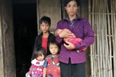 Xót xa bé gái H’Mông mồ côi mẹ khi chưa kịp bú giọt sữa đầu tiên Xót xa bé gái H’Mông mồ côi mẹ khi chưa kịp bú giọt sữa đầu tiên