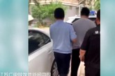 Rùng mình đoạn clip kẻ biến thái 2 lần giở váy cô gái trước mặt rồi cúi đầu nhìn vào, nhưng cuối cùng chỉ nhận về mức án "nhẹ nhàng" Rùng mình đoạn clip kẻ biến thái 2 lần giở váy cô gái trước mặt rồi cúi đầu nhìn vào, nhưng cuối cùng chỉ nhận về mức án "nhẹ nhàng"