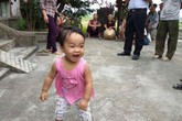 Vụ mẹ đem con bỏ ở chùa vì "còn đi lấy chồng": Nhiều người muốn nhận nuôi bé gái kháu khỉnh Vụ mẹ đem con bỏ ở chùa vì "còn đi lấy chồng": Nhiều người muốn nhận nuôi bé gái kháu khỉnh