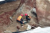 Thông tin mới nhất vụ bão số 2 gây mưa lớn làm sụt lún chân cầu khiến 5 người thương vong ở Thanh Hóa Thông tin mới nhất vụ bão số 2 gây mưa lớn làm sụt lún chân cầu khiến 5 người thương vong ở Thanh Hóa